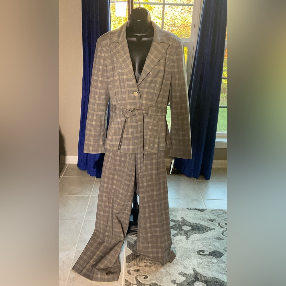 Women’s 2-Piece Suit by Signature / Larry Levine